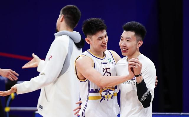 穆雷28+5约基奇26+14+8掘金终结勇士5连胜　NBA圣诞大战，勇士客场对阵掘金。